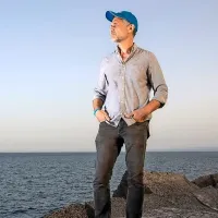 Drži me za roko. Nič hudega se ne bo zgodilo.