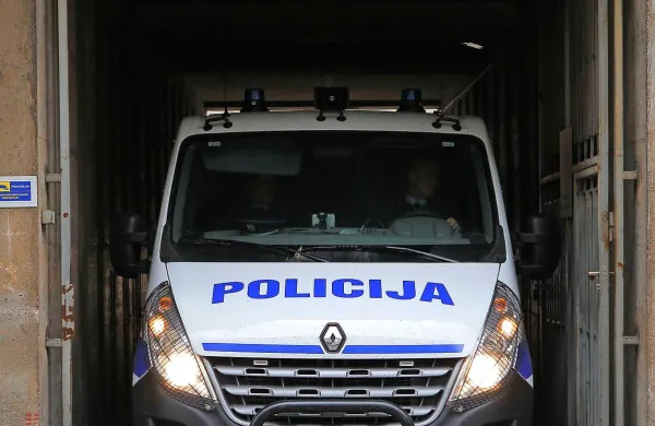 Policisti pri nezakonitem prehodu meje prijeli več tujcev