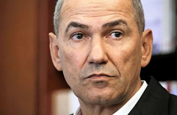 Zaradi tvita sta Janeza Janšo kazensko ovadili novinarki Televizije 
Slovenija Eugenija Carl in Mojca Šetinc Pašek. 
