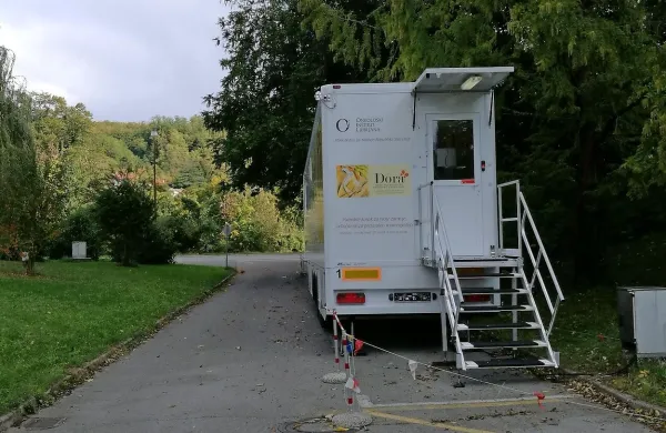 Mobilna enota stoji ob glavnem parkirišču za bolnišnico. 