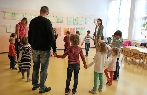 Najmlajši so ob dnevu odprtih vrat šole peli, plesali in ustvarjali 
skupaj s starši. 