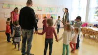 Najmlajši so ob dnevu odprtih vrat šole peli, plesali in ustvarjali 
skupaj s starši. 