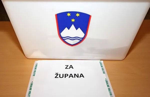 Pet strank za sodelovanje s Smrdeljem