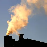 Delci, ki gredo ob nepravilnem kurjenju iz peči v zrak, so  za zdravje 
nevarni, nenazadnje pa pravilno osušena  kurjava zmanjšuje 
stroške ogrevanja.