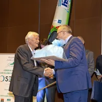 Direktor družbe Soške elektrarne Marjan Pintar (desno)  se je s 
priložnostim darilom spomnil nepogrešljivega sekretarja kluba 
Branka Brezigarja.