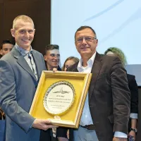  Priznanje ob jubileju je predsedniku KK Soške elektrarne Deanu 
Bezeljaku (levo) izročil direktor Kajakaške zveze Slovenije Andrej 
Jelenc.  