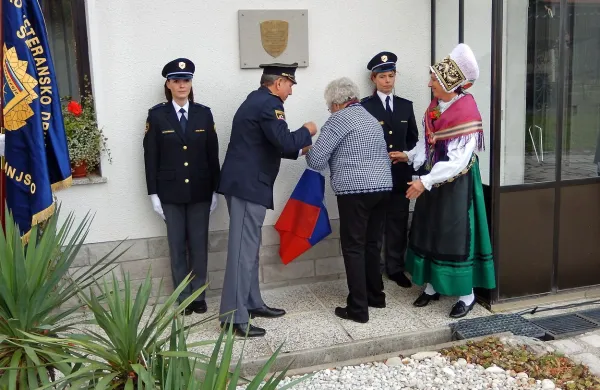 Spominsko obeležje hraniteljici orožja