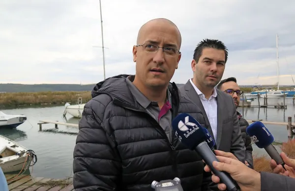 Minister za okolje in prostor Jure Leben je napovedal, da bo 
okoljsko ministrstvo v Jernejevem kanalu do konca januarja na 
lastne stroške odstranilo 25 potopljenih plovil.