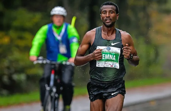 Etiopijec Sisay Lemma Kasaye je z rekordoma proge zmagal na 23. 
Ljubljanskem maratonu v teku na 42 km .