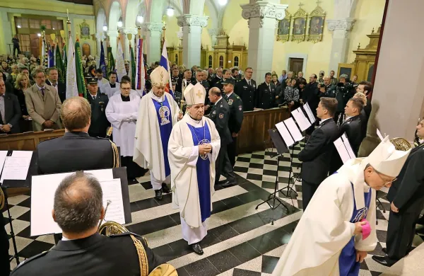 Mašo za duše žrtev najhujše oblike nasilja  izpred stotih let so vodili   
predstavniki Cerkve v štirih današnjih vojskah iz srednje Evrope.  