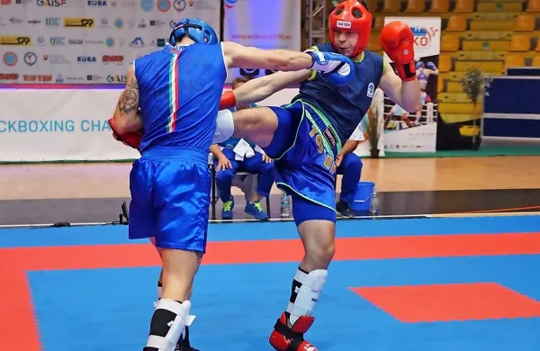 Stefan Stanić (z rdečo čelado)  je v finalu premagal svetovnega 
prvaka, Hrvata Mateja  Lebo.