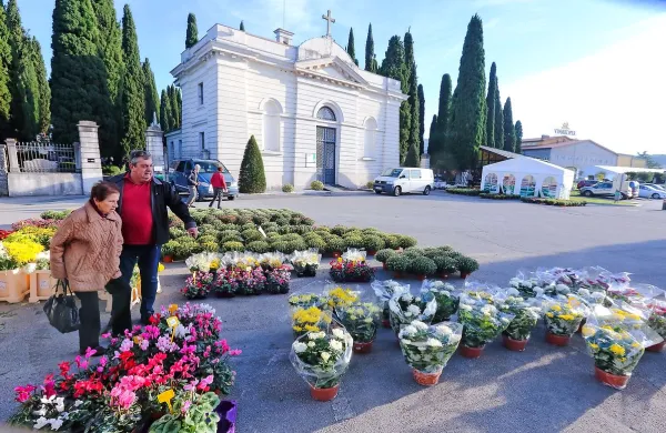 Mestna občina Koper bo tudi letos v času povečanega obiska 
pokopališča Škocjan ob dnevu spomina na mrtve organizirala 
brezplačen avtobusni prevoz do pokopališča.