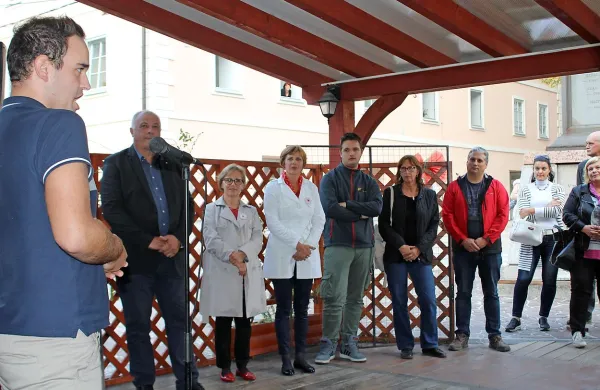 Otvoritev novih prostorov sta  pospremila Žiga Lakner (na fotografiji) in Metka Pavšič. 