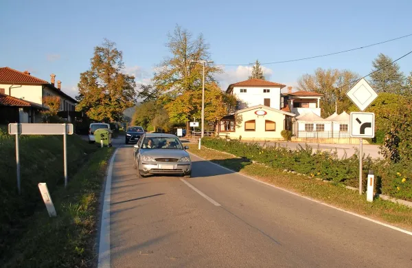 Na Neblem ni gostega prometa, Italijani, ki prihajajo po gorivo, pa 
parajo živce domačinom. 