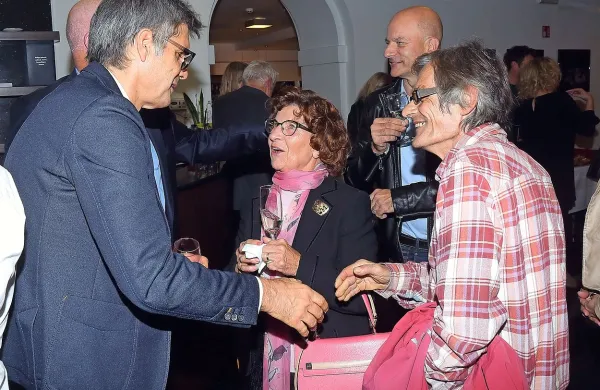 Dr. Dorijan Marušič (levo), Silvija Mozetič in Franko Hmeljak (upokojena 
novinarja Radia Koper) so bili tudi po predstavi dobro razpoloženi.