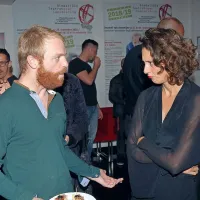 Igralca Rok Matek in Anja Drnovšek sta si imela po predstavi očitno 
marsikaj povedati.