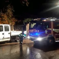 V slovenski Istri ponoči na delu 80 gasilcev, na Bistri&scaron;kem zalilo več objektov, veter odkrival strehe, lomil drevje
