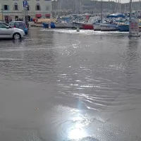 V slovenski Istri ponoči na delu 80 gasilcev, na Bistri&scaron;kem zalilo več objektov, veter odkrival strehe, lomil drevje