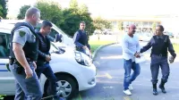 Senat koprskega okrožnega sodišča je včeraj Eltona Shkurtija (drugi z leve) in Valona Hoxhaja (drugi z desne) oprostilo očitkov, da sta 
še z drugimi izsiljevala izolskega gostinca.