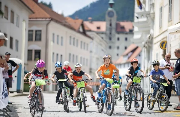 Najmlajši so znanje pokazali tudi na krožni progi v središču 
Idrije.