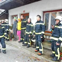Blaž in Teja med gasilci. V ospredju predsednik PGD Log pod 
Mangrtom Igor Černuta.   