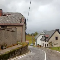 V Strmcu, kjer so predvsem vikendaši,  je načelo veliko streh. 