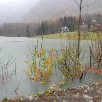 Iz doline Bavšica, kjer je nastalo veliko jezero, so na varno 
odpeljali 35 otrok.  