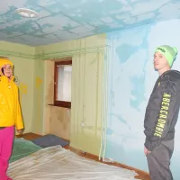 Teja in Blaž nemočno opazujeta pronicanje vode. 