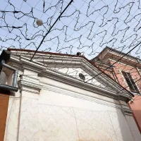  Novoletno okrasje so namestili tudi na sidra oziroma kavlje  na  
pročelju cerkvice sv. Trojice.