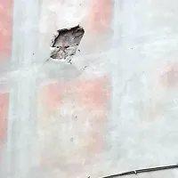 Posledice vrtanja na palači Almerigogna. Občani se sprašujejo, 
kdo bo saniral fasado.