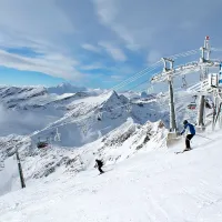 Na koroškem ledeniku Mölltal so že odlične razmere za alpsko 
smučanje.