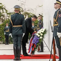 Državni vrh položil venec k spomeniku žrtvam vseh vojn v Ljubljani
