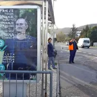 Svetlobna vitrina v Šalari po prvi umestitvi plakatov