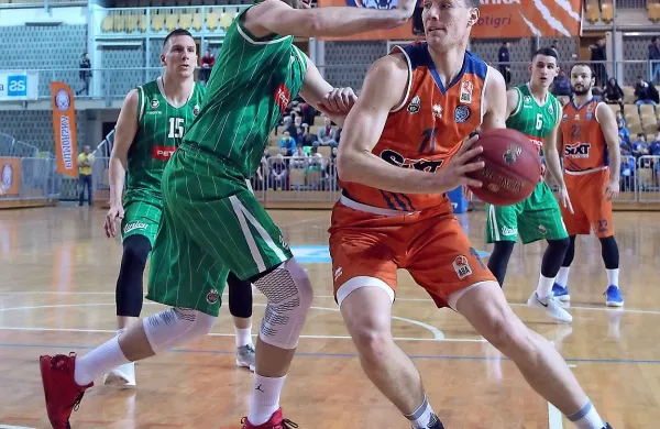 Jan Kosi (z žogo) med eno lanskih tekem z Olimpijo. Kako bo 
tokrat?