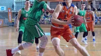 Jan Kosi (z žogo) med eno lanskih tekem z Olimpijo. Kako bo 
tokrat?