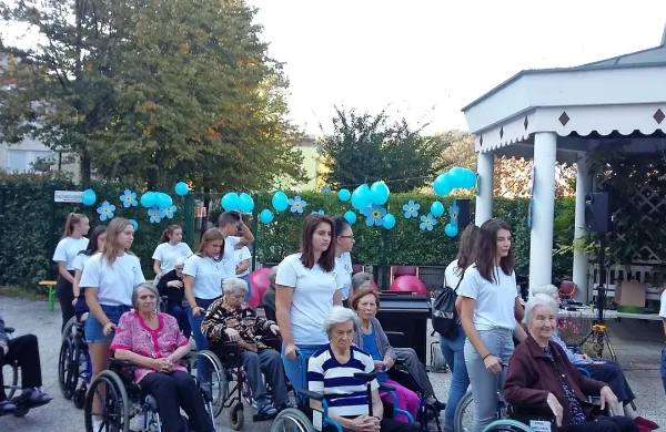 Dijaki se radi družijo s starostniki in jim pomagajo. 
