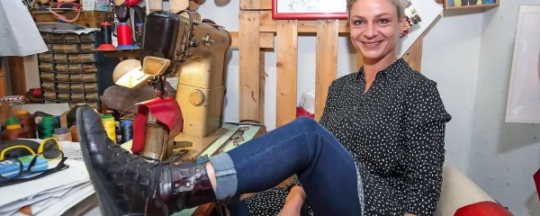 Jana Seliškar s ponosom pokaže čevlje, ki jih je izdelala sama.
