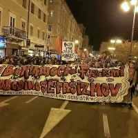 Po nekaterih podatkih se je antifašističnega shoda udeležilo 7000 
ljudi.