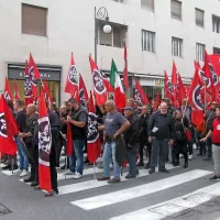 Sprevod privržencev gibanja CasaPound je na pot krenil s Trga 
Riborgo in se nadaljeval po ulicah mestnega središča. 