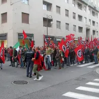 Sprevod privržencev gibanja CasaPound je na pot krenil s Trga 
Riborgo in se nadaljeval po ulicah mestnega središča. 
