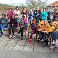 Otroci, ki so preživeli počitnice v Elerjih, njihovi svojci in osebje 
Centra Sonček.   