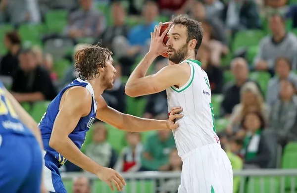 Mirza Begić (z žogo) je bil  s 15 točkami najboljši strelec Olimpije. 