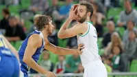 Mirza Begić (z žogo) je bil  s 15 točkami najboljši strelec Olimpije. 