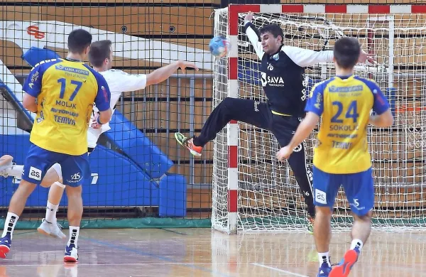 Koprski rokometaši se zavedajo, da pot do uspeha v Ormožu pelje 
samo prek dobre igre v obrambi. Na fotografiji je posredovanje 
vratarja Thomasa Postogne.