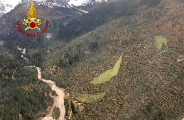 Italijanski deželi Benečijo in Tridentinsko - Zgornje Poadižje so v 
zadnjih neurjih prizadeli vetrolomi, plazovi in poplave. Uničene so 
številne smučarske proge, ceste in turistična infrastruktura na 
območju Dolomitov.