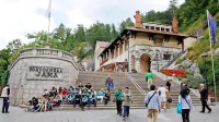 Na področju turizma velik potencial obiskovalcev Postojnske jame 
s pridom izkorišča vse večje število ponudnikov turističnih 
namestitev, ki so prepoznali, da si lahko na ta način zagotovijo 
nekaj dodatnega zaslužka.