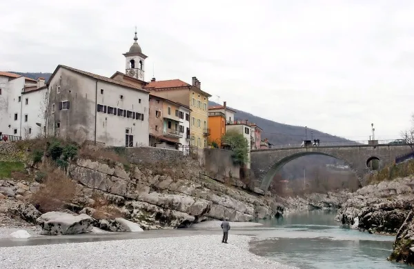 Občina Kanal ob Soči še danes ni povsem rešila težav z oskrbo z 
vodo, ki jo tam ljudje dobivajo iz številih malih in zato težje 
obvladljivih virov. Vendar pa temeljno vprašanje ostaja odnos med 
občino in Salonitom, sploh zato, ker  podjetje vpliva na okolje.