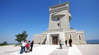  Pomnik na Cerju  so  po dolgoletnih zapletih pri  gradnji odprli leta 
2013 in je stal več milijonov evrov.   Junija so ga   vendarle začeli  
tržiti, končno je tudi jasno, kakšna bo njegova vsebina.