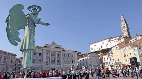 Domačini se zaradi težke dostopnosti in visokih cen nepremičnin 
vse bolj umikajo iz mesta, ki ga prepuščajo pretežno vikendašem 
in turistom.