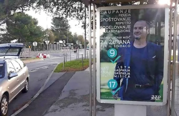 Svetlobne vitrine podjetja Europlakat v Žusterni so bile za delavce 
Marjetice “nevarne”, zato so plakate odstranili. 